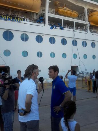 Crociera nerazzurra in partenza: ecco la nave nel porto di Atene con i tifosi che dall'alto salutao capitan Zanetti. Twitter 
